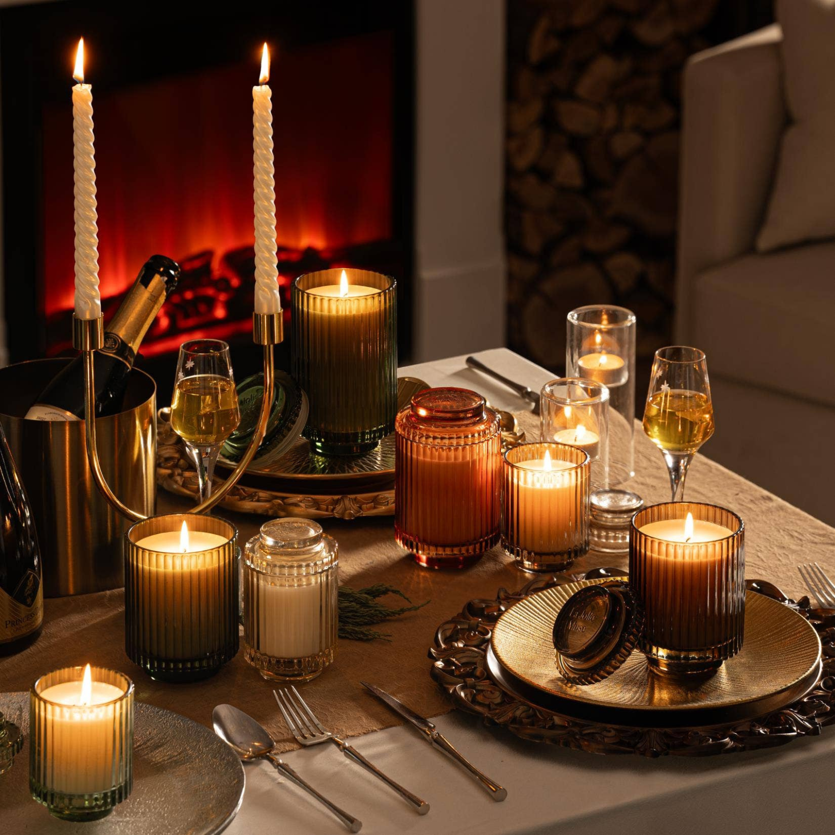 Aurélie Reeded Glass Candle: Santal Rosé - (M)